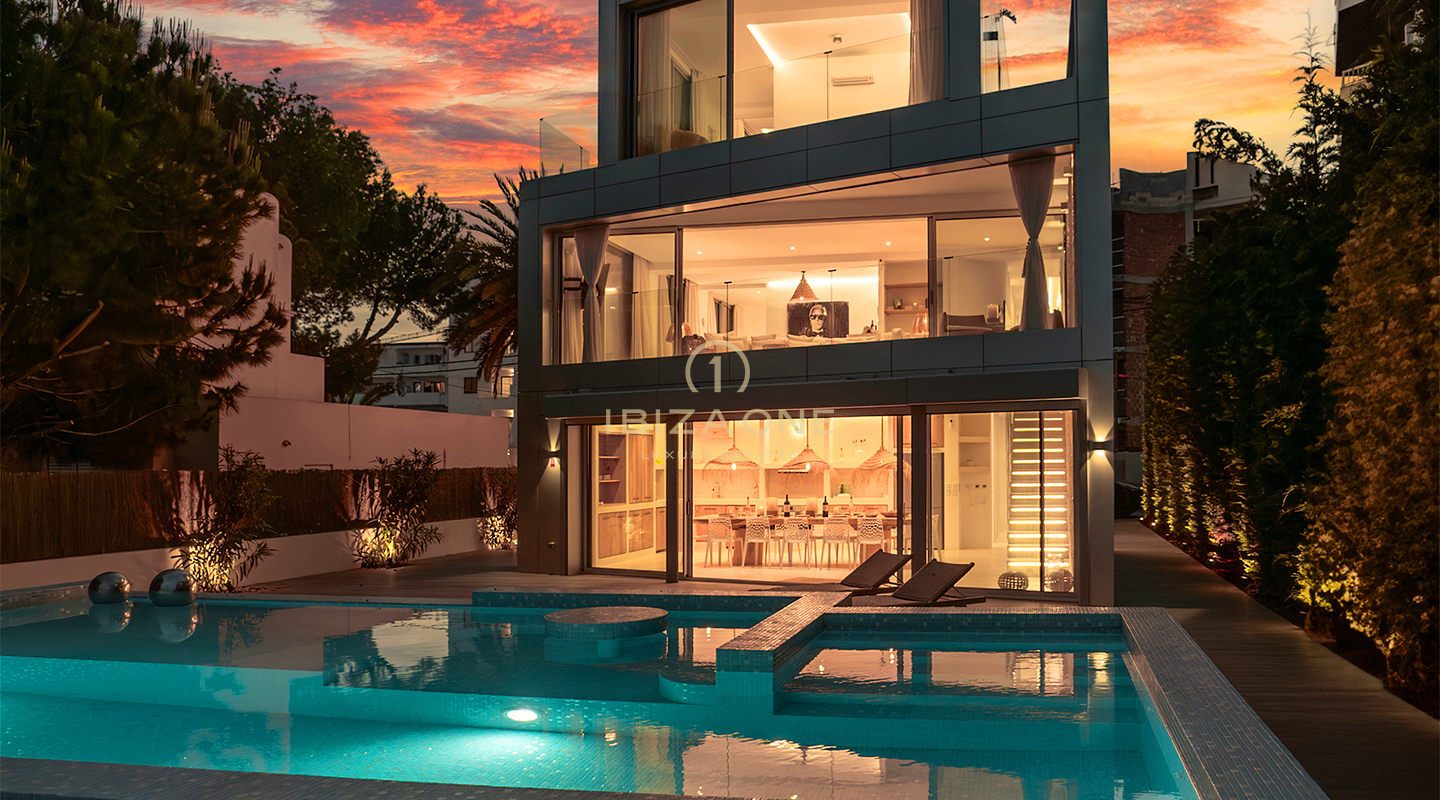 Villa exquise et luxueuse en première ligne de mer avec accès privé à la plage et à la mer à vendre, Ibiza