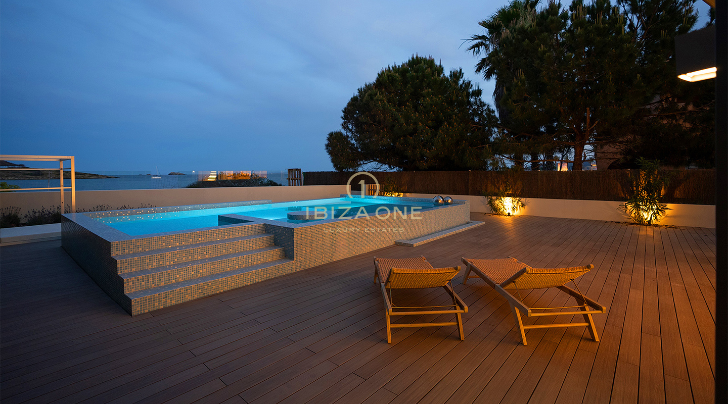 Prachtige en luxueuze villa direct aan zee met privéstrandtoegang en toegang tot de zee te koop, Ibiza