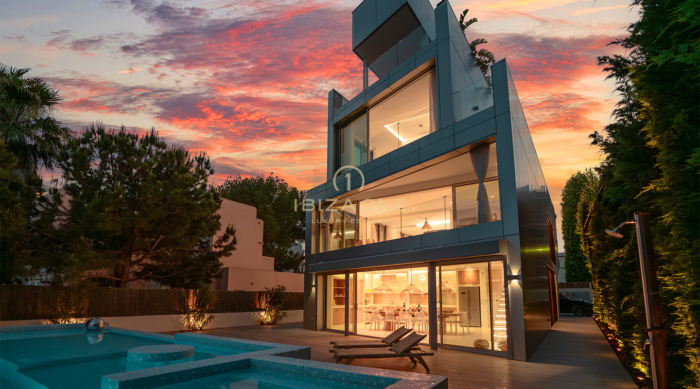 Prachtige en luxueuze villa direct aan zee met privéstrandtoegang en toegang tot de zee te koop, Ibiza