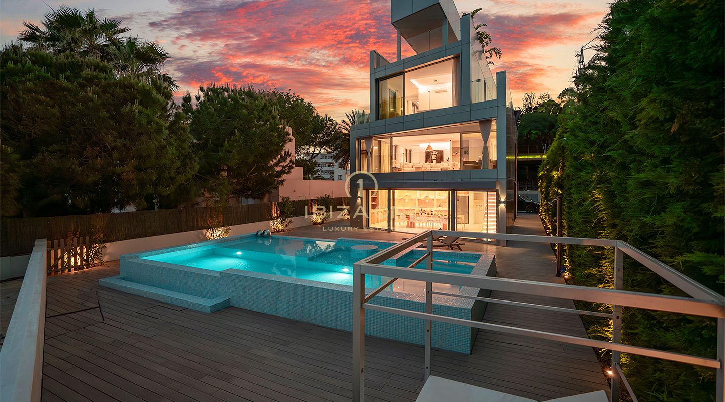 Villa exquise et luxueuse en première ligne de mer avec accès privé à la plage et à la mer à vendre, Ibiza
