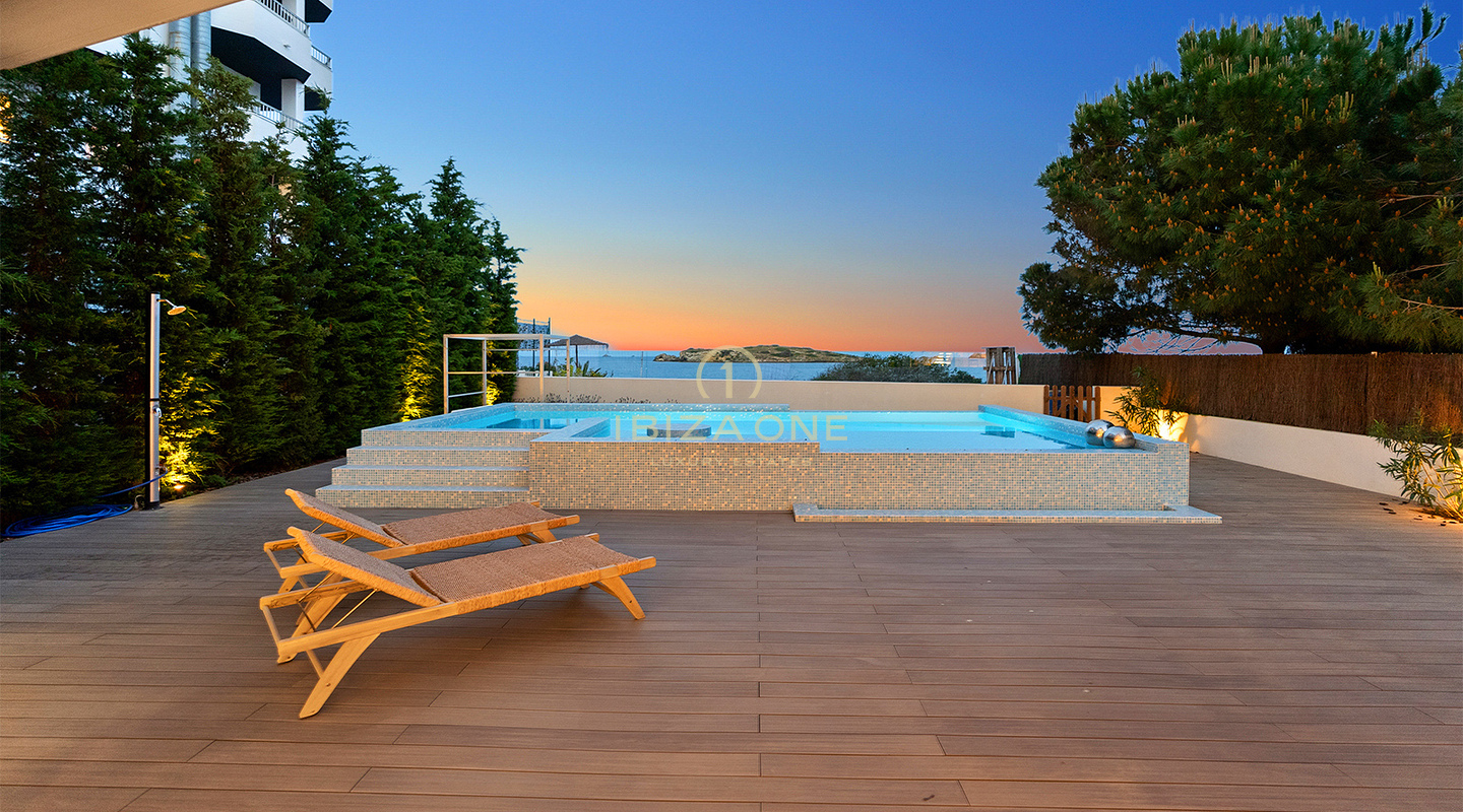 Villa exquise et luxueuse en première ligne de mer avec accès privé à la plage et à la mer à vendre, Ibiza
