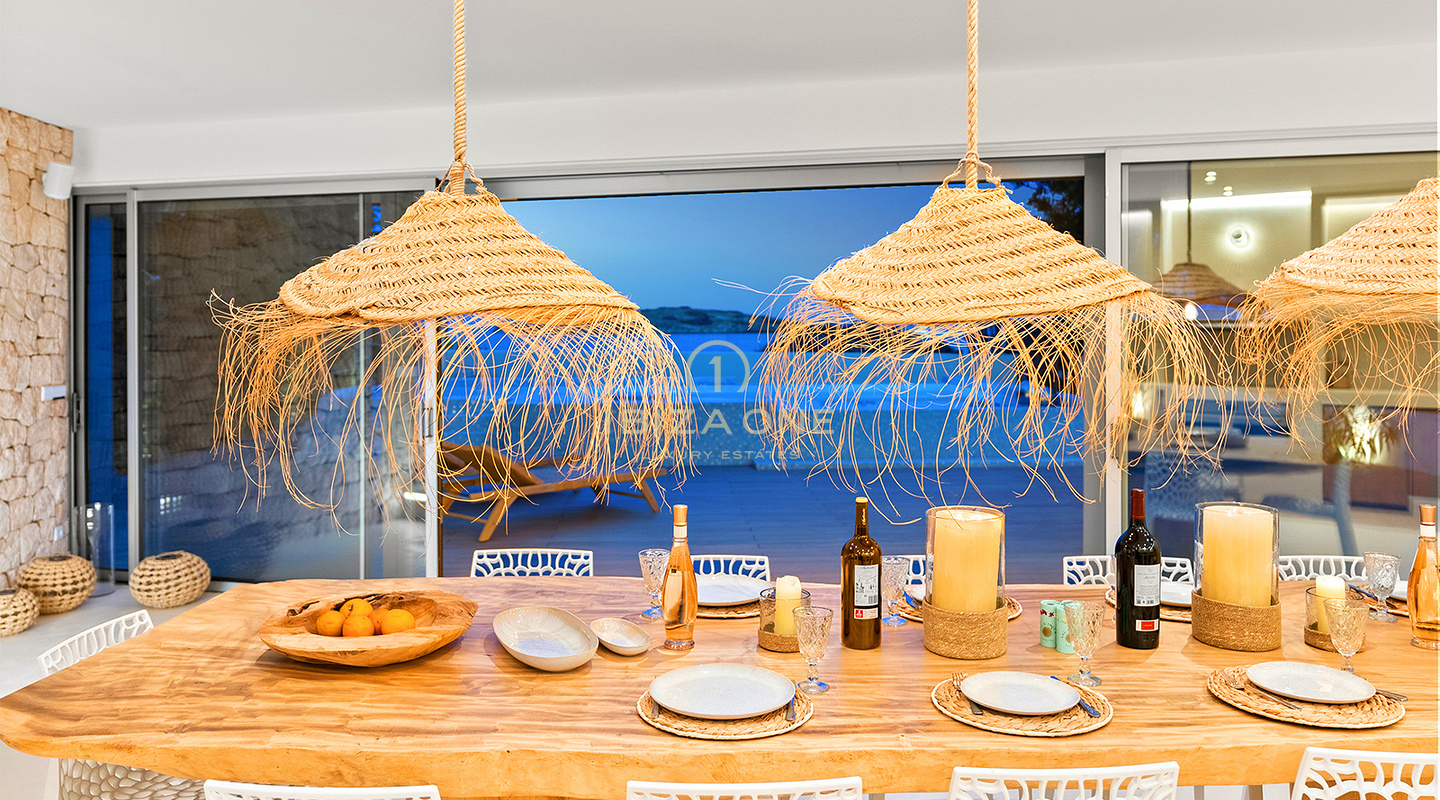 Exquisita y lujosa villa en primera línea de mar con acceso privado a la playa y al mar en venta, Ibiza