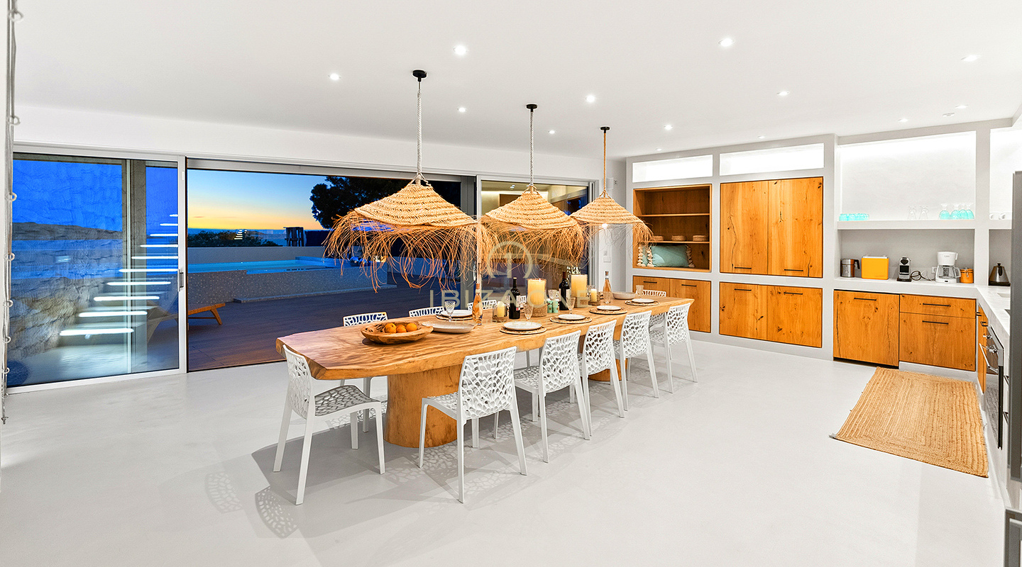 Prachtige en luxueuze villa direct aan zee met privéstrandtoegang en toegang tot de zee te koop, Ibiza
