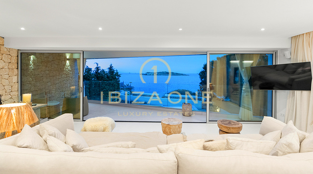 Exquisita y lujosa villa en primera línea de mar con acceso privado a la playa y al mar en venta, Ibiza