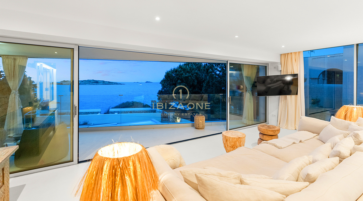 Exquisite und luxuriöse Villa in erster Meereslinie mit privatem Strandzugang und Meerzugang zu verkaufen, Ibiza
