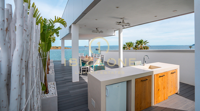 Exquisita y lujosa villa en primera línea de mar con acceso privado a la playa y al mar en venta, Ibiza
