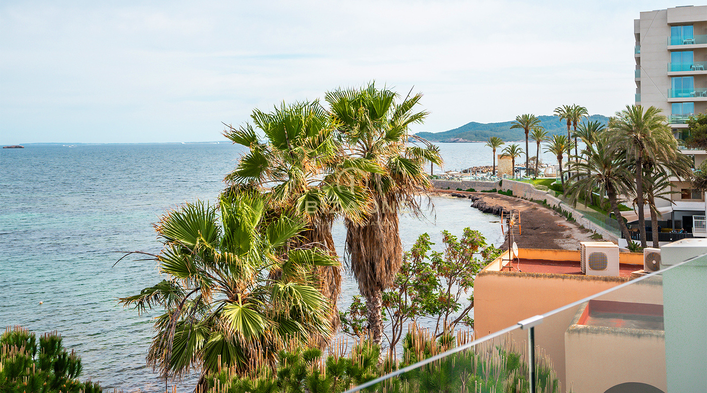 Prachtige en luxueuze villa direct aan zee met privéstrandtoegang en toegang tot de zee te koop, Ibiza