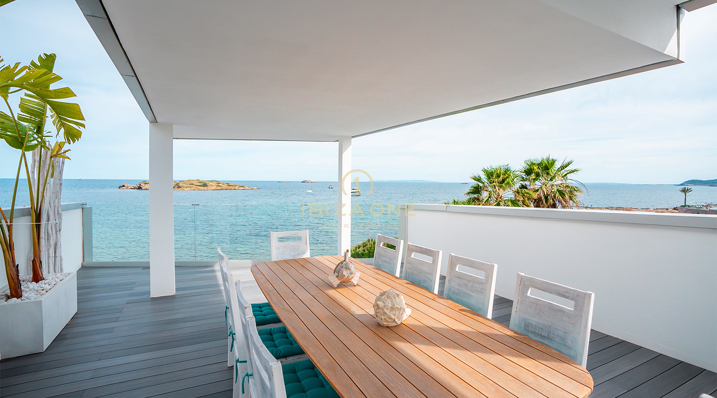 فيلا بحرية فاخرة ورائعة على الخط الأول مع إمكانية الوصول إلى الشاطئ الخاص والوصول إلى البحر للبيع في إيبيزا
