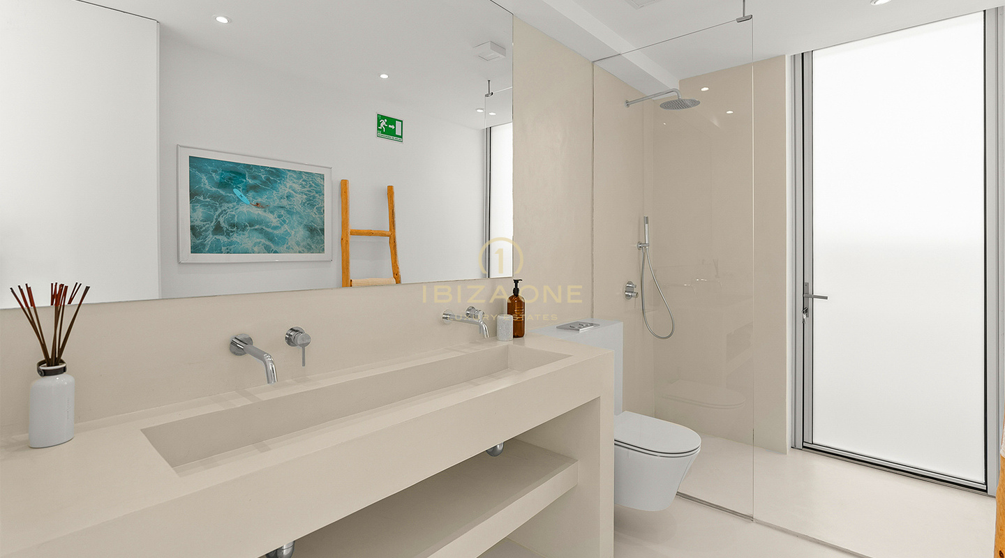Exquisita y lujosa villa en primera línea de mar con acceso privado a la playa y al mar en venta, Ibiza