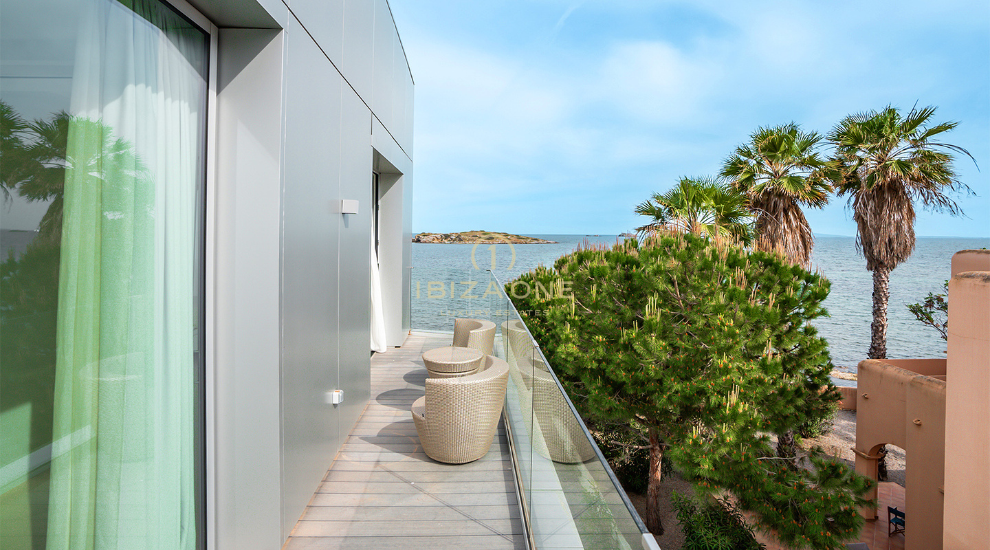 In vendita lussuosa e squisita villa in prima linea sul mare con accesso privato alla spiaggia e accesso al mare, Ibiza