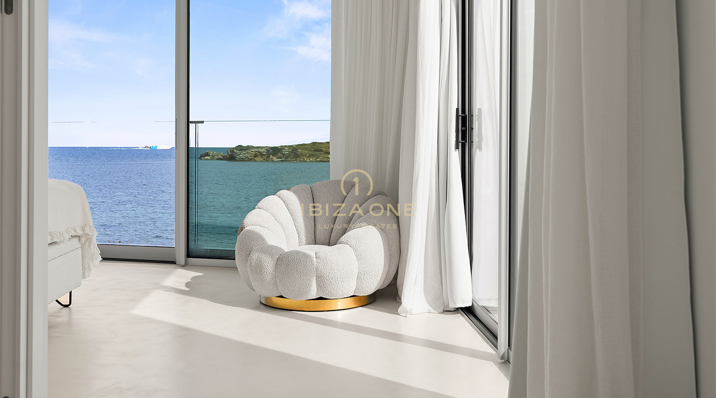 In vendita lussuosa e squisita villa in prima linea sul mare con accesso privato alla spiaggia e accesso al mare, Ibiza