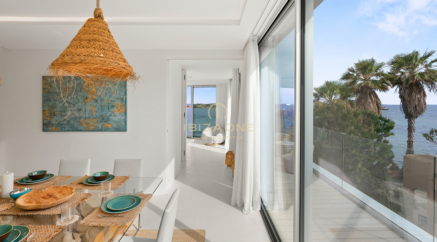 Prachtige en luxueuze villa direct aan zee met privéstrandtoegang en toegang tot de zee te koop, Ibiza