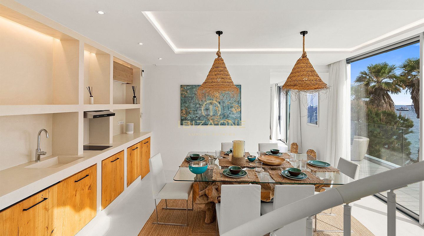 Exquisita y lujosa villa en primera línea de mar con acceso privado a la playa y al mar en venta, Ibiza