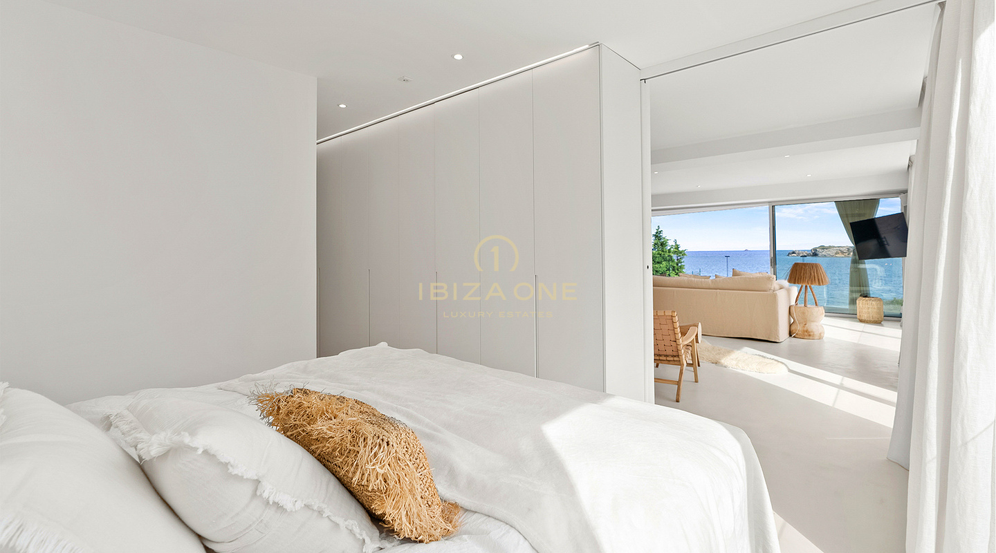 Exquisita y lujosa villa en primera línea de mar con acceso privado a la playa y al mar en venta, Ibiza