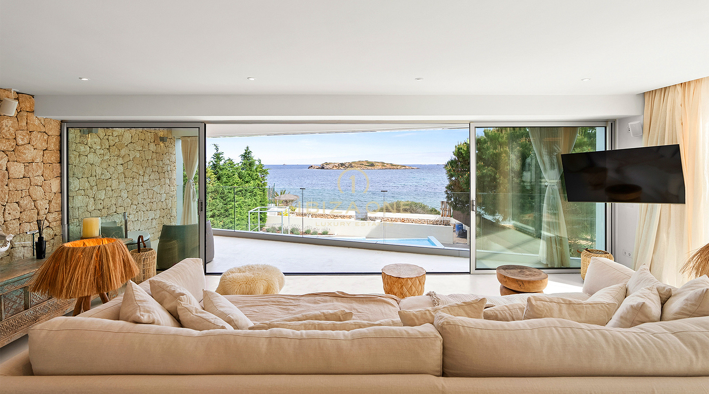 Exquisita y lujosa villa en primera línea de mar con acceso privado a la playa y al mar en venta, Ibiza