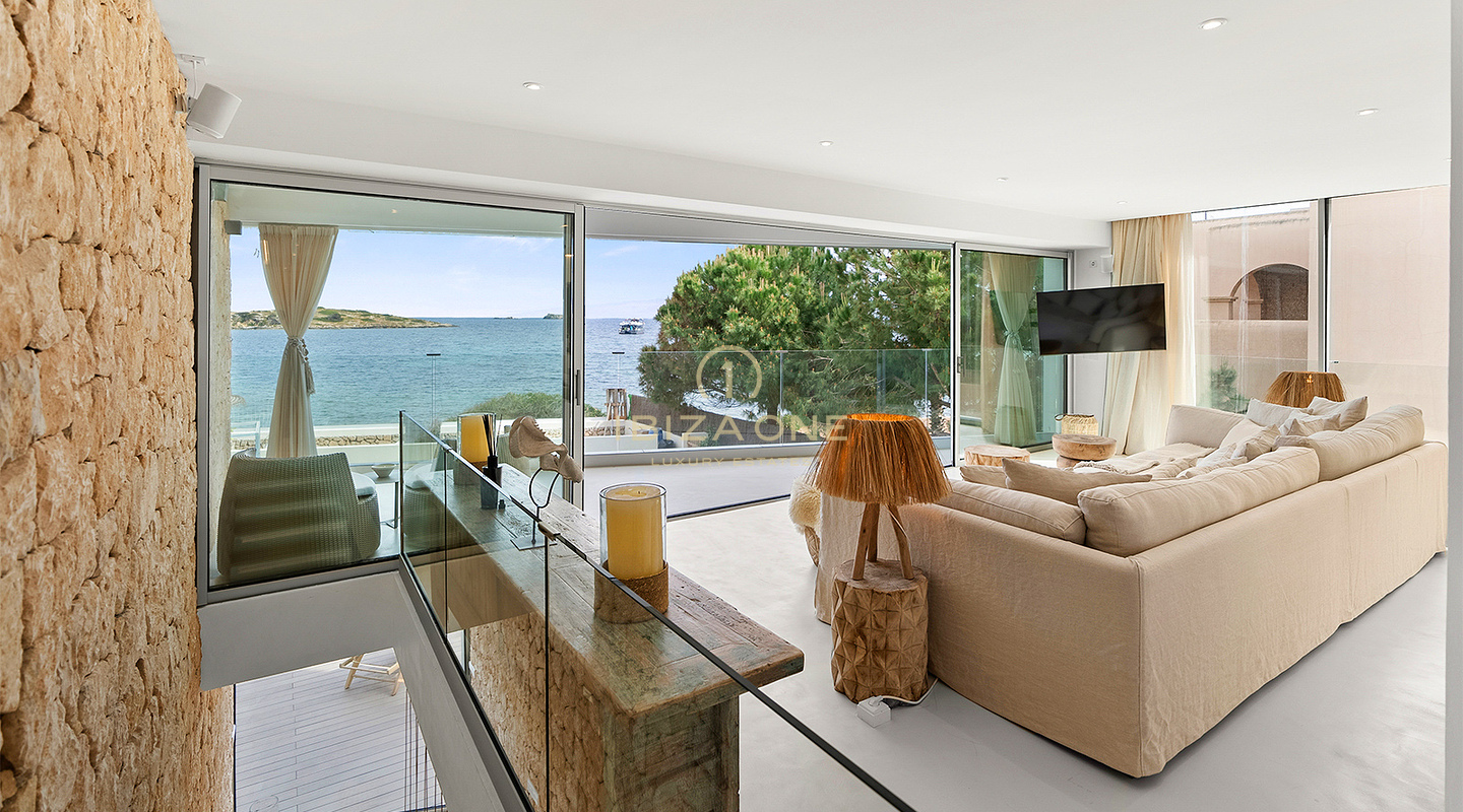 Exquisita y lujosa villa en primera línea de mar con acceso privado a la playa y al mar en venta, Ibiza