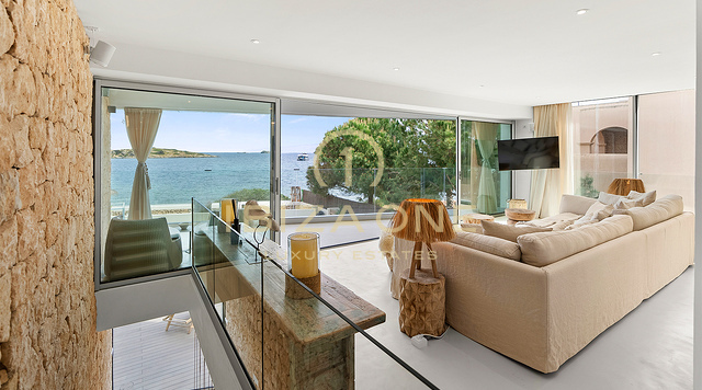 Prachtige en luxueuze villa direct aan zee met privéstrandtoegang en toegang tot de zee te koop, Ibiza