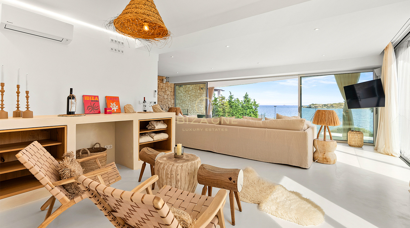 Villa exquise et luxueuse en première ligne de mer avec accès privé à la plage et à la mer à vendre, Ibiza