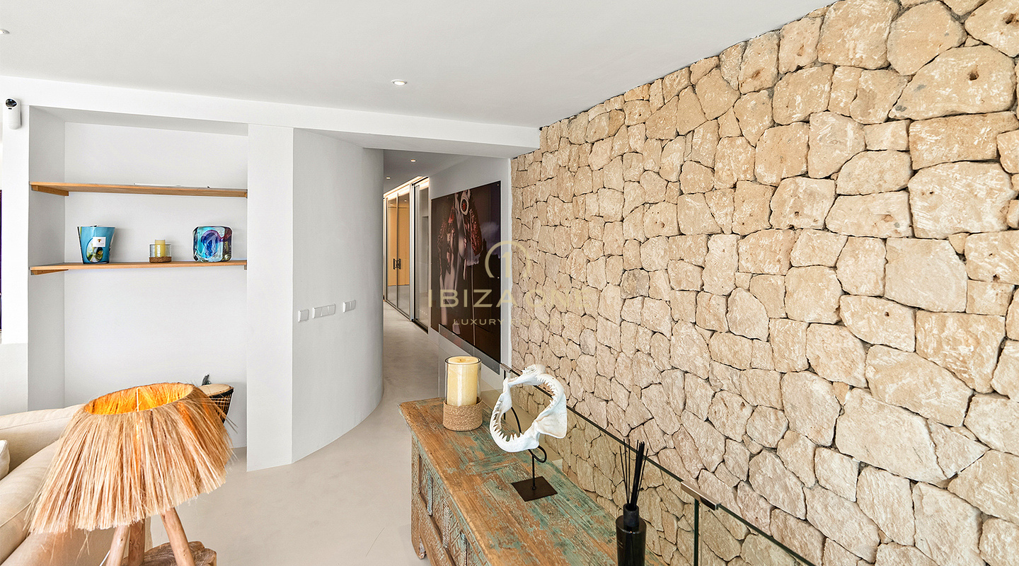 Prachtige en luxueuze villa direct aan zee met privéstrandtoegang en toegang tot de zee te koop, Ibiza