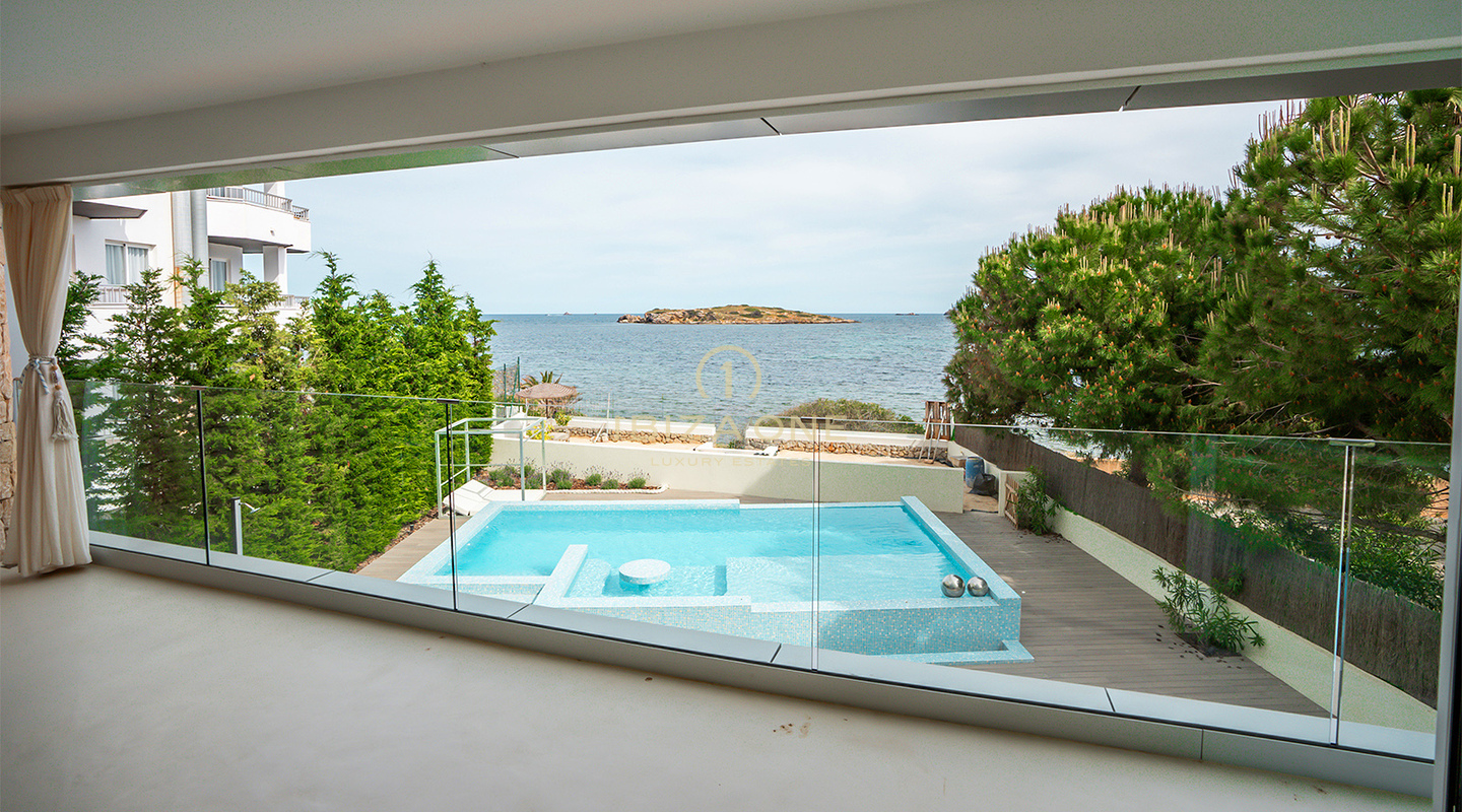 Prachtige en luxueuze villa direct aan zee met privéstrandtoegang en toegang tot de zee te koop, Ibiza