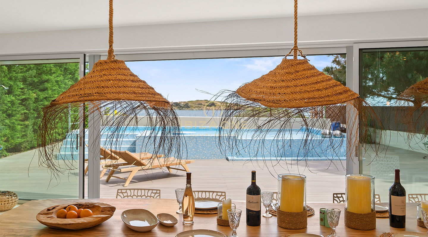 Exquisite und luxuriöse Villa in erster Meereslinie mit privatem Strandzugang und Meerzugang zu verkaufen, Ibiza