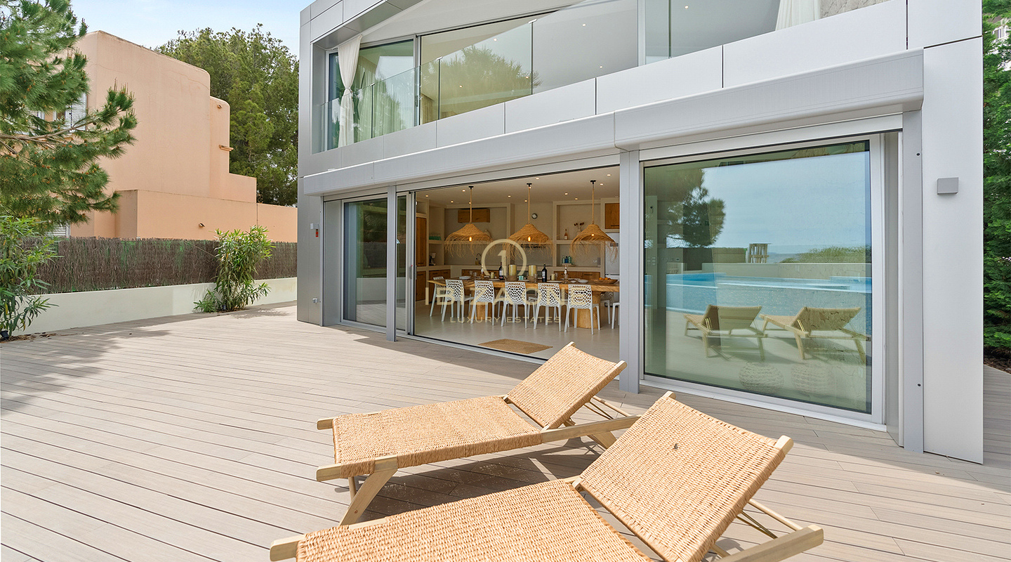Exquisita y lujosa villa en primera línea de mar con acceso privado a la playa y al mar en venta, Ibiza