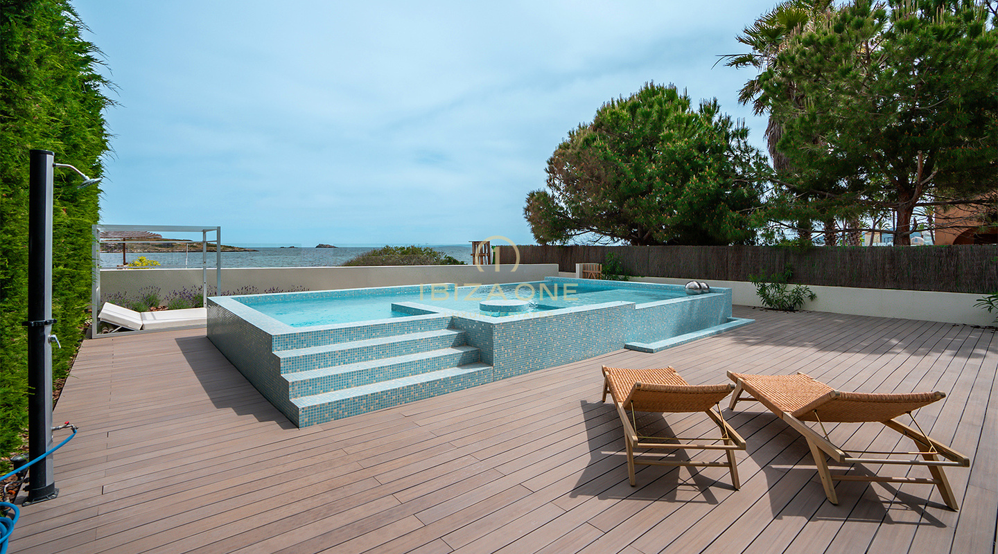 Villa exquise et luxueuse en première ligne de mer avec accès privé à la plage et à la mer à vendre, Ibiza