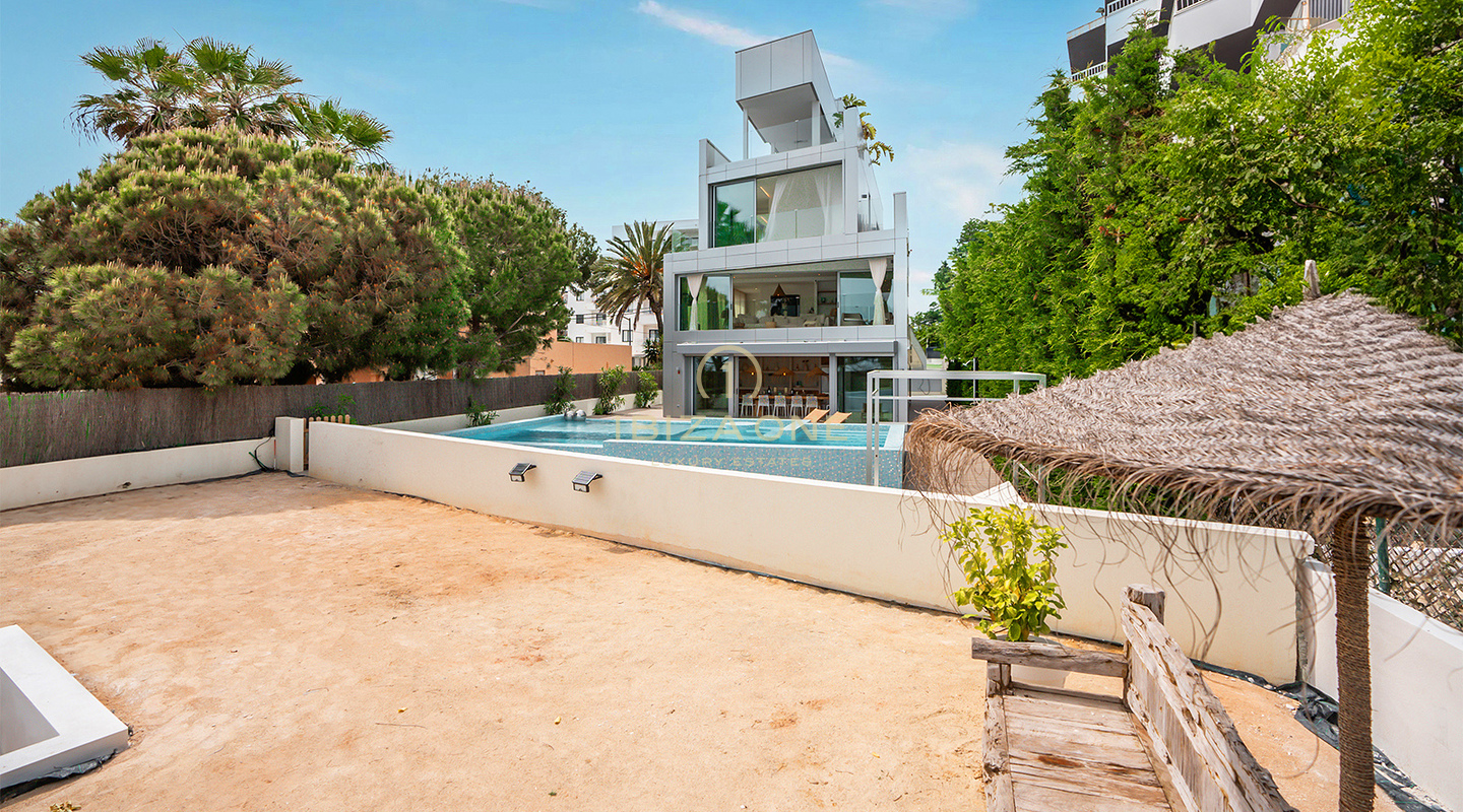 Prachtige en luxueuze villa direct aan zee met privéstrandtoegang en toegang tot de zee te koop, Ibiza