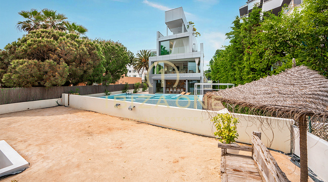 In vendita lussuosa e squisita villa in prima linea sul mare con accesso privato alla spiaggia e accesso al mare, Ibiza