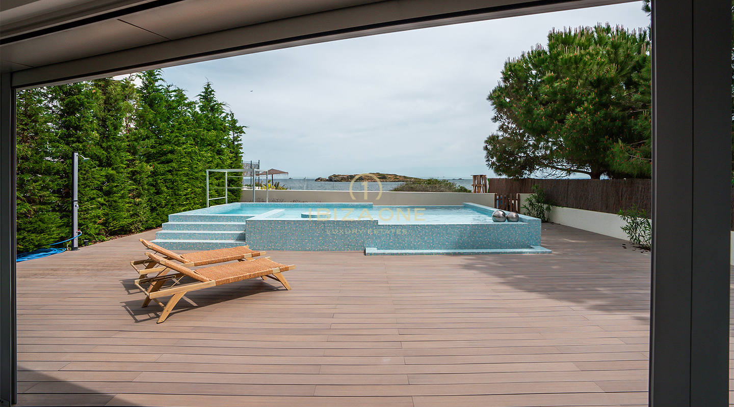 Exquisita y lujosa villa en primera línea de mar con acceso privado a la playa y al mar en venta, Ibiza