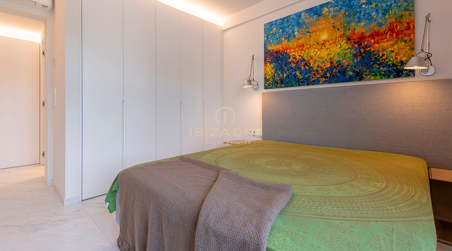 Ático moderno, lujoso y exquisito con vistas al mar en primera línea en venta, Ibiza