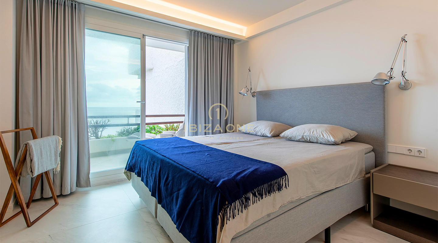 Modern, luxe en prachtig penthouse met frontaal zeezicht te koop op Ibiza