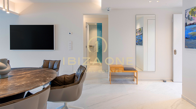 Ático moderno, lujoso y exquisito con vistas al mar en primera línea en venta, Ibiza