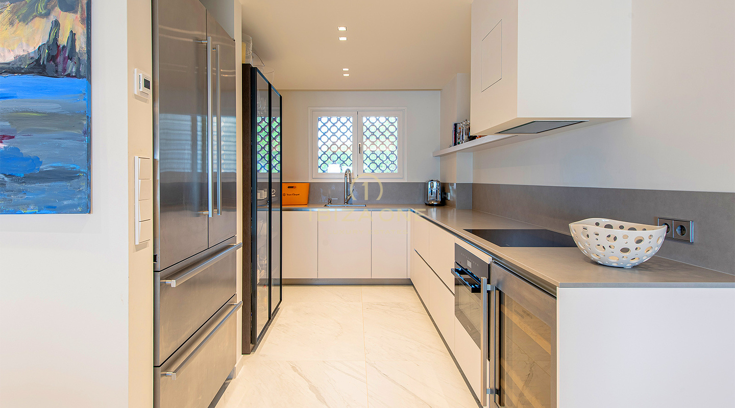 Penthouse moderne, luxueux et exquis avec vue sur la mer en première ligne à vendre, Ibiza