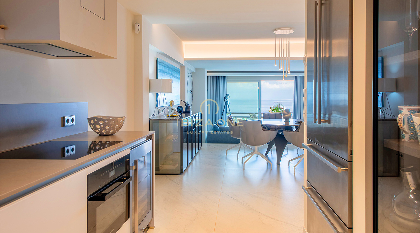 Modern, luxe en prachtig penthouse met frontaal zeezicht te koop op Ibiza