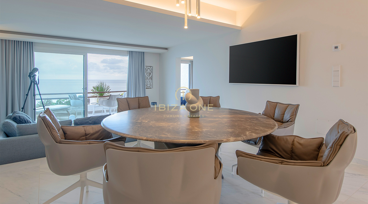 Modern, luxe en prachtig penthouse met frontaal zeezicht te koop op Ibiza