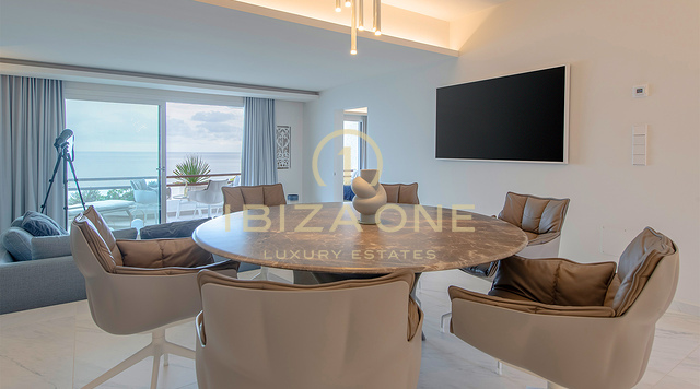 Ático moderno, lujoso y exquisito con vistas al mar en primera línea en venta, Ibiza