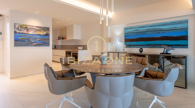Ático moderno, lujoso y exquisito con vistas al mar en primera línea en venta, Ibiza