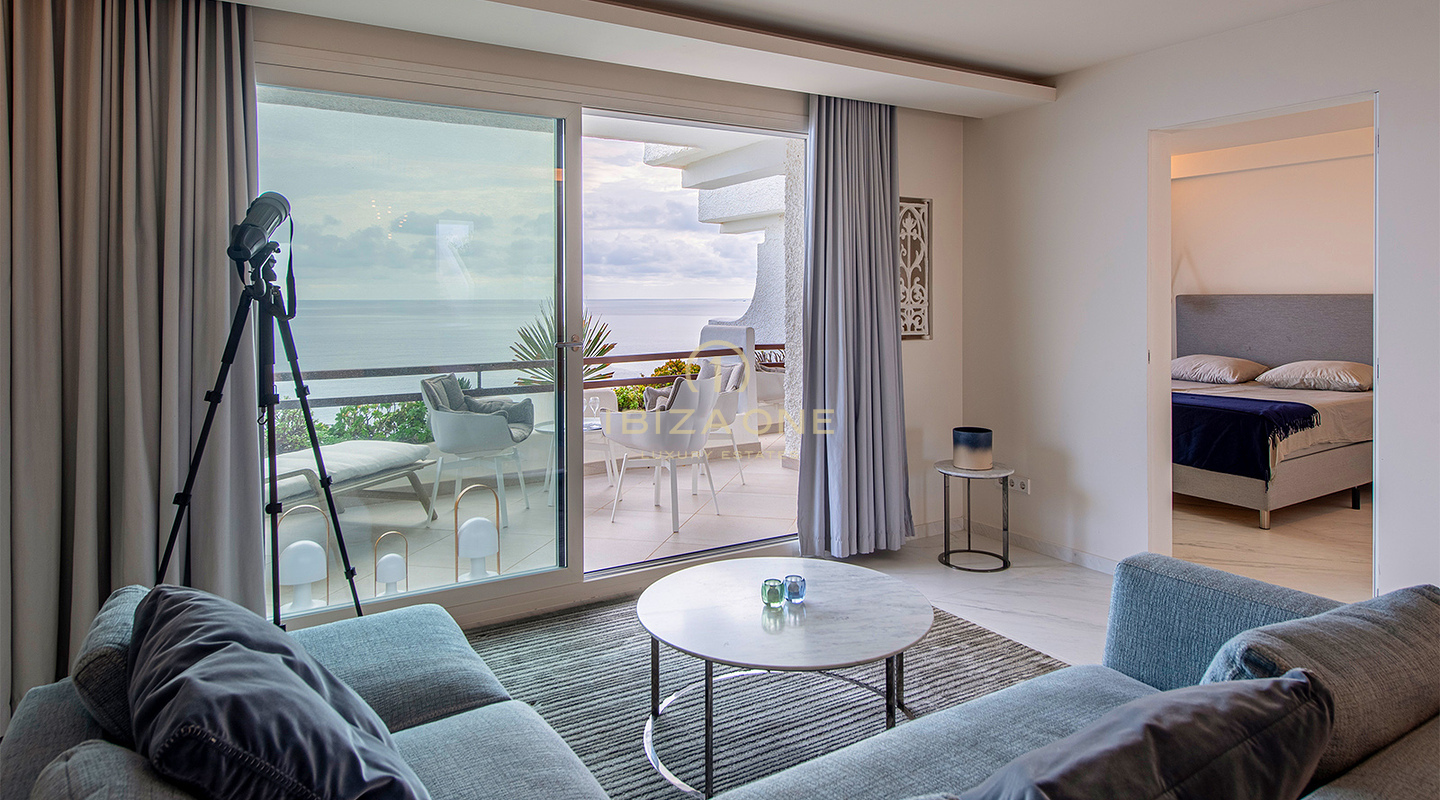 Modern, luxe en prachtig penthouse met frontaal zeezicht te koop op Ibiza