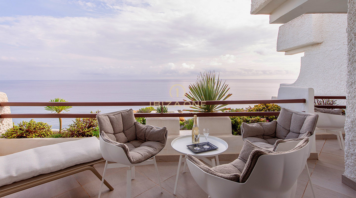 Modern, luxe en prachtig penthouse met frontaal zeezicht te koop op Ibiza