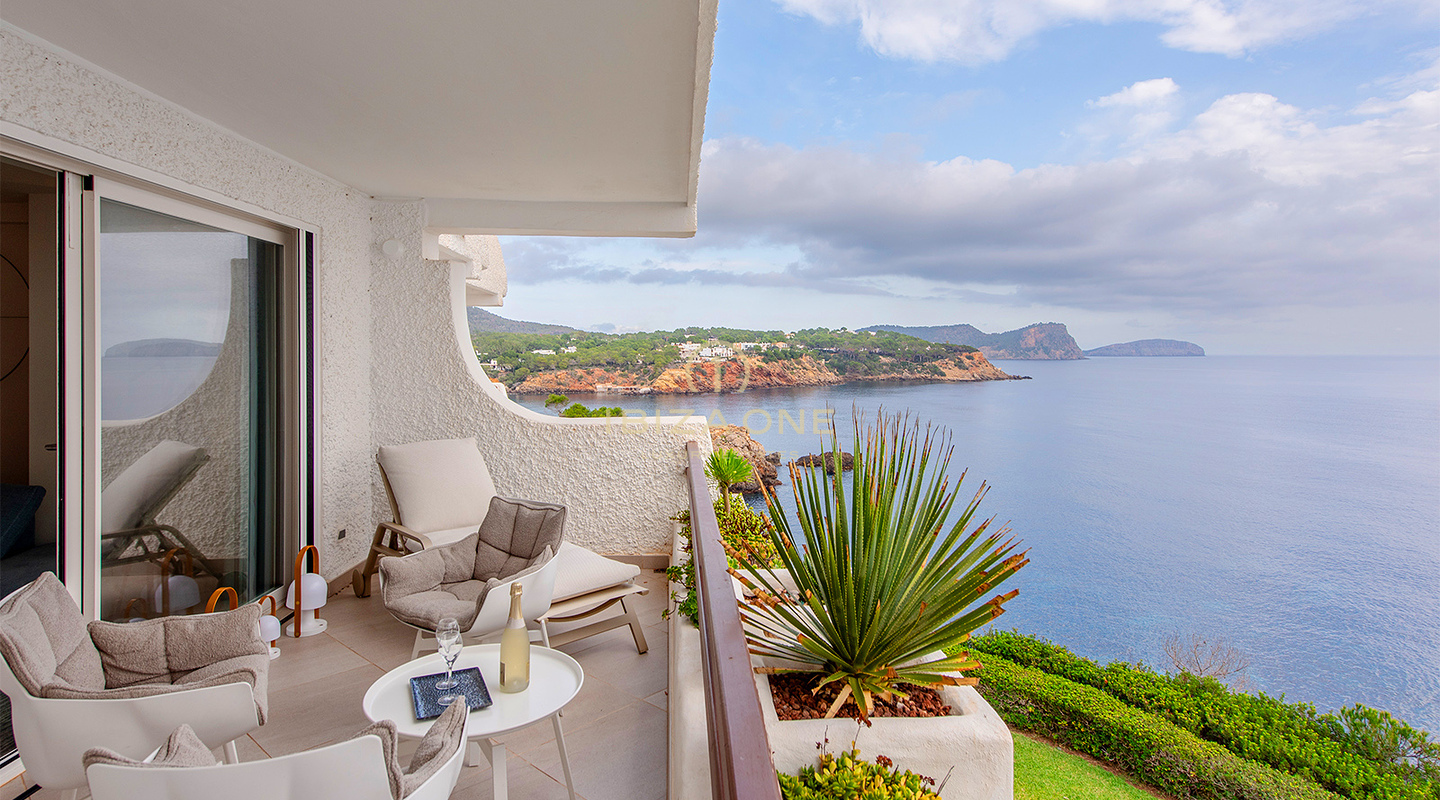 Modern, luxe en prachtig penthouse met frontaal zeezicht te koop op Ibiza