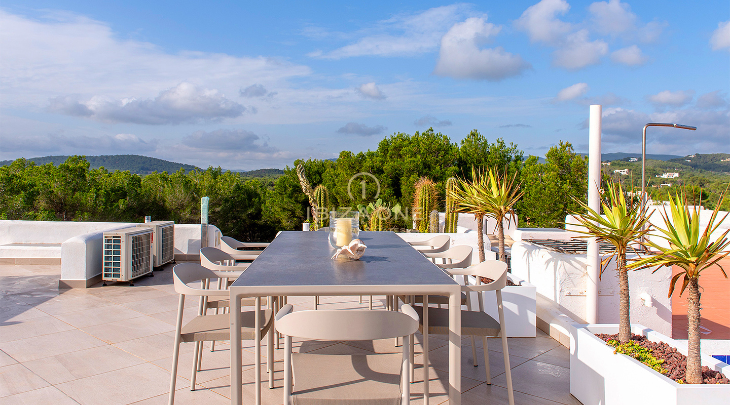 Modern, luxe en prachtig penthouse met frontaal zeezicht te koop op Ibiza