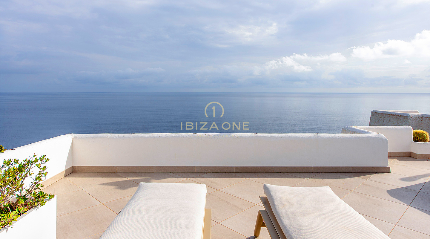 Modern, luxe en prachtig penthouse met frontaal zeezicht te koop op Ibiza