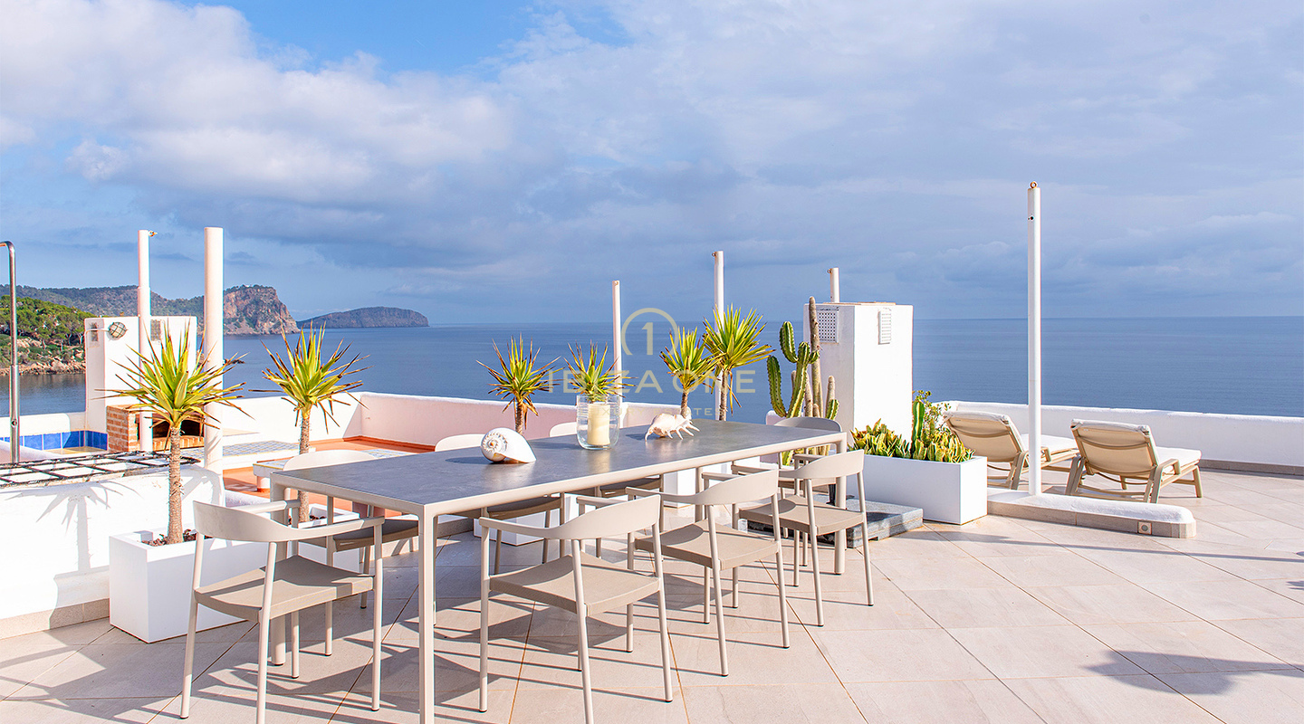 Ático moderno, lujoso y exquisito con vistas al mar en primera línea en venta, Ibiza
