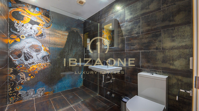 Grande casa a schiera di lusso ad angolo a Cala Carbo con piscina a sfioro con vista su Es Vedrà in vendita, Ibiza