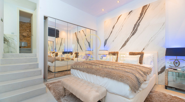 Grande maison de ville de luxe d'angle à Cala Carbo avec piscine à débordement surplombant Es Vedrà à vendre, Ibiza