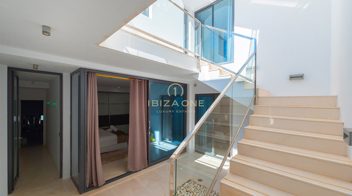 Grande maison de ville de luxe d'angle à Cala Carbo avec piscine à débordement surplombant Es Vedrà à vendre, Ibiza
