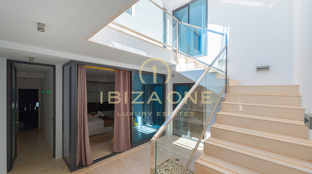 Grote luxe hoekwoning in Cala Carbo met infinity pool met uitzicht op Es Vedrà te koop, Ibiza