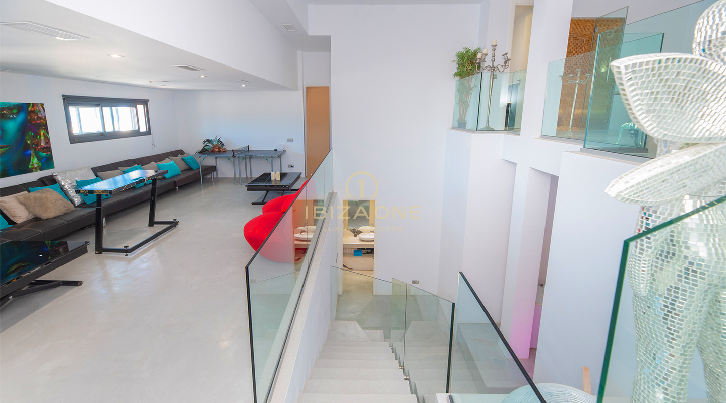 Grande maison de ville de luxe d'angle à Cala Carbo avec piscine à débordement surplombant Es Vedrà à vendre, Ibiza