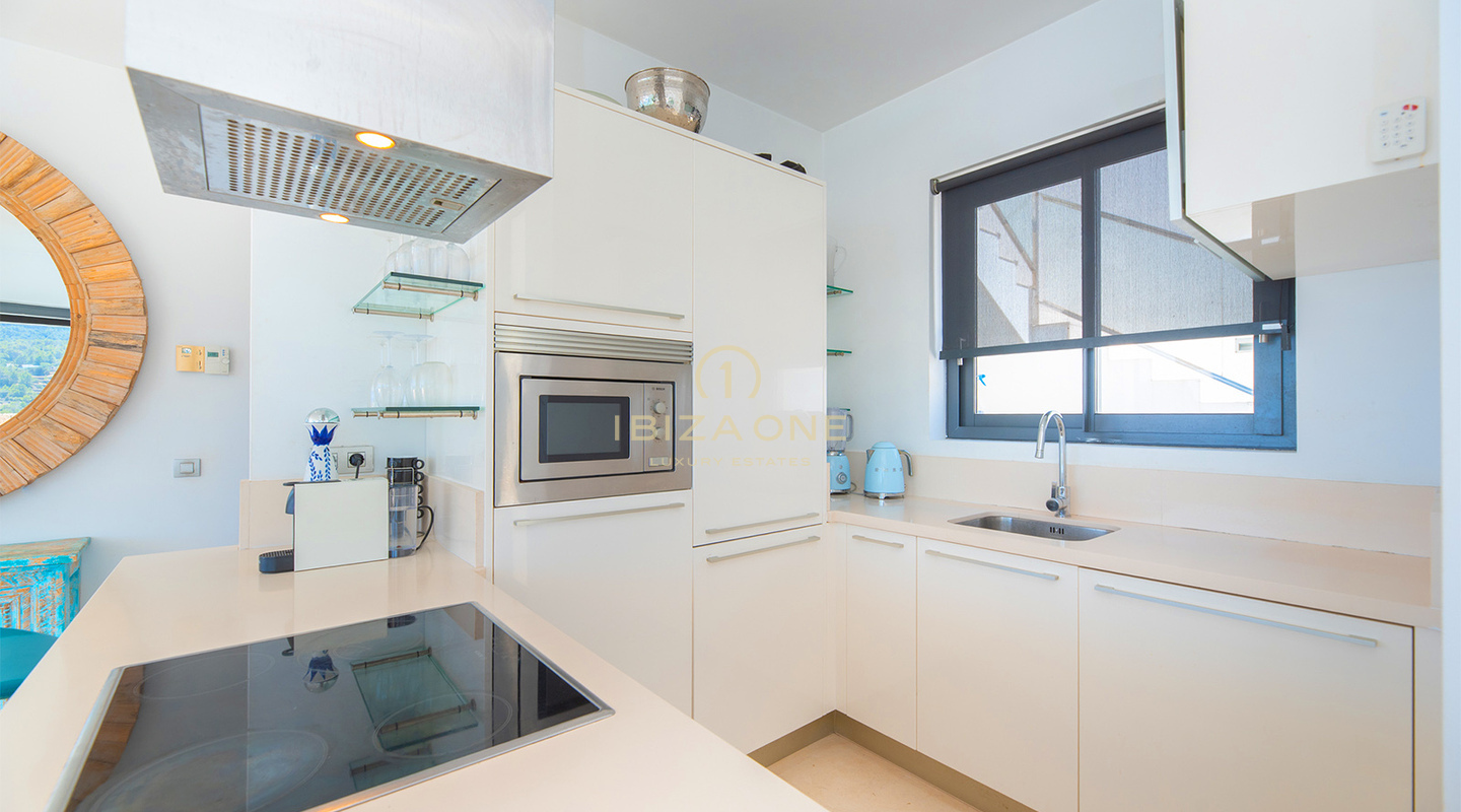 Gran casa adosada de lujo en esquina en Cala Carbo con piscina infinita con vistas a Es Vedrà en venta, Ibiza